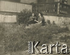1930-1950, miejsce nieznane, Polska.
Dwie kobiety z psem.
Fot. NN, kolekcja rodziny Walińskich, zbiory Fundacji Ośrodka KARTA