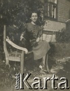 1930-1950, miejsce nieznane, Polska.
Kobieta siedzi na ławce z psem.
Fot. NN, kolekcja rodziny Walińskich, zbiory Fundacji Ośrodka KARTA