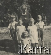 1930-1950, miejsce nieznane, Polska.
Kobieta z dziećmi.
Fot. NN, kolekcja rodziny Walińskich, zbiory Fundacji Ośrodka KARTA