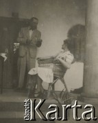 1930-1950, miejsce nieznane, Polska.
Spotkanie przy herbacie.
Fot. NN, kolekcja rodziny Walińskich, zbiory Fundacji Ośrodka KARTA