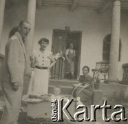 1930-1950, miejsce nieznane, Polska.
Spotkanie przy herbacie. Na pierwszym planie dziecko w wózku.
Fot. NN, kolekcja rodziny Walińskich, zbiory Fundacji Ośrodka KARTA