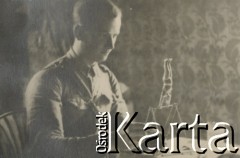 1930-1950, miejsce nieznane, Polska.
Mężczyzna z modelem akrobatki.
Fot. NN, kolekcja rodziny Walińskich, zbiory Fundacji Ośrodka KARTA