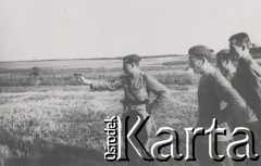 1930-1950, miejsce nieznane, Polska.
Żołnierze. Strzelają.
Fot. NN, kolekcja rodziny Walińskich, zbiory Fundacji Ośrodka KARTA