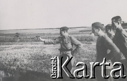 1930-1950, miejsce nieznane, Polska.
Żołnierze. Strzelają.
Fot. NN, kolekcja rodziny Walińskich, zbiory Fundacji Ośrodka KARTA