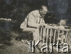 1930-1950, miejsce nieznane, Polska.
Mężczyzna z dzieckiem.
Fot. NN, kolekcja rodziny Walińskich, zbiory Fundacji Ośrodka KARTA