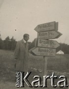 1930-1950, miejsce nieznane, Polska.
Mężczyzna przy drogowskazie.
Fot. NN, kolekcja rodziny Walińskich, zbiory Fundacji Ośrodka KARTA