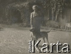 1930-1950, miejsce nieznane, Polska.
Kobieta z psem. W tle budynek z bluszczem.
Fot. NN, kolekcja rodziny Walińskich, zbiory Fundacji Ośrodka KARTA