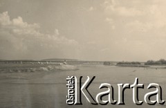 1930-1950, miejsce nieznane, Polska.
Widok na jezioro. Ludzie pływają i siedzą na brzegu.
Fot. NN, kolekcja rodziny Walińskich, zbiory Fundacji Ośrodka KARTA