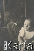1930-1950, miejsce nieznane, Polska.
Kobieta z dzieckiem.
Fot. NN, kolekcja rodziny Walińskich, zbiory Fundacji Ośrodka KARTA