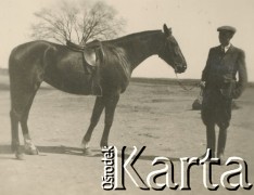 1930-1950, miejsce nieznane, Polska.
Mężczyzna z koniem.
Fot. NN, kolekcja rodziny Walińskich, zbiory Fundacji Ośrodka KARTA