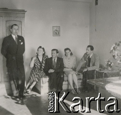 1930-1950, miejsce nieznane, Polska.
Spotkanie. Cztery osoby siedzą na łóżku. Jedna opiera się o szafę.
Fot. NN, kolekcja rodziny Walińskich, zbiory Fundacji Ośrodka KARTA