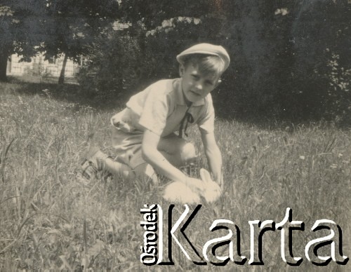 1930-1950, miejsce nieznane, Polska.
Chłopiec i królik na trawie.
Fot. NN, kolekcja rodziny Walińskich, zbiory Fundacji Ośrodka KARTA