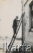 1930-1950, miejsce nieznane, Polska.
Męzczyzna na drabinie. Na ścianie napis „BUFET