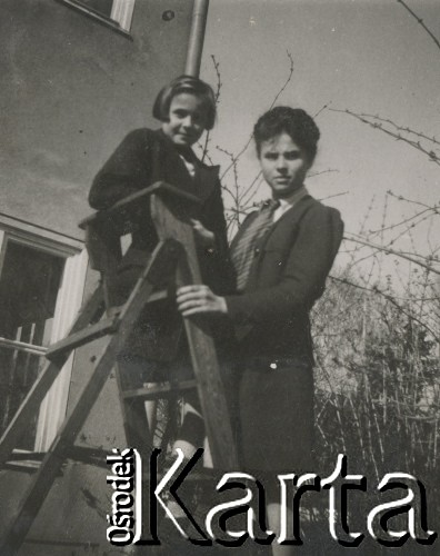 1930-1950, miejsce nieznane, Polska.
Dziewczęta. Stoją na drabinie.
Fot. NN, kolekcja rodziny Walińskich, zbiory Fundacji Ośrodka KARTA