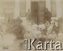 1904, Sokola Góra, Polska.
Portret grupowy na schodach dworu. N/z obok drzwi Czesław Waliński (P), niżej Jadwiga Walińska (4L).
Fot. NN, kolekcja rodziny Walińskich, zbiory Fundacji Ośrodka KARTA