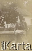 1910-1921, Sokola Góra, Polska.
Kobieta. Siedzi na ogrodzieniu. W tle dwór.
Fot. NN, kolekcja rodziny Walińskich, zbiory Fundacji Ośrodka KARTA