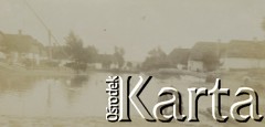 1909, miejsce nieznane, Polska.
Staw na wsi. Ludzie pracują.
Fot. NN, kolekcja rodziny Walińskich, zbiory Fundacji Ośrodka KARTA