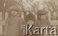 1910-1920, miejsce nieznane, Polska.
Chłopcy. Stoją przy płocie.
Fot. NN, kolekcja rodziny Walińskich, zbiory Fundacji Ośrodka KARTA
