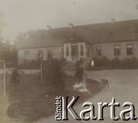 1908, miejsce nieznane, Polska.
Dziewczynka i pies przed dworem.
Fot. NN, kolekcja rodziny Walińskich, zbiory Fundacji Ośrodka KARTA