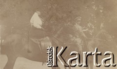1910-1920, miejsce nieznane, Polska.
Kobieta i mężczyzna na koniach.
Fot. NN, kolekcja rodziny Walińskich, zbiory Fundacji Ośrodka KARTA