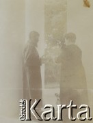 1915, Sokola Góra, Polska.
Na tarasie dworu. Jadwiga Walińska rozmawia z Żydem. Między nimi pies.
Fot. NN, kolekcja rodziny Walińskich, zbiory Fundacji Ośrodka KARTA