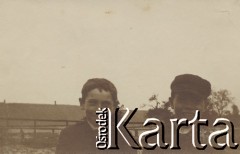 1910-1920, miejsce nieznane, Polska.
Chłopcy na wsi.
Fot. NN, kolekcja rodziny Walińskich, zbiory Fundacji Ośrodka KARTA