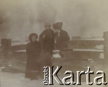 1910-1920, miejsce nieznane, Polska.
Zima. Dziewczęta przy ogrodzeniu.
Fot. NN, kolekcja rodziny Walińskich, zbiory Fundacji Ośrodka KARTA