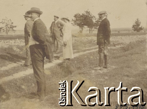 23.05.1913, miejsce nieznane, Polska.
Oczekiwanie na przejazd pociągu.
Fot. NN, kolekcja rodziny Walińskich, zbiory Fundacji Ośrodka KARTA