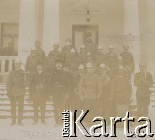 1910-1920, Sokola Góra, Polska.
Straż Ogniowa z Wielgomłynów przed dworem Walińskich.
Fot. NN, kolekcja rodziny Walińskich, zbiory Fundacji Ośrodka KARTA