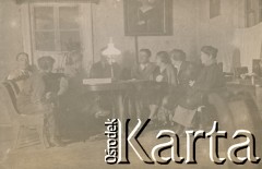 1910-1920, miejsce nieznane, Polska.
Spotkanie. Kobiety i mężczyźni siedzą wokół stołu.
Fot. NN, kolekcja rodziny Walińskich, zbiory Fundacji Ośrodka KARTA
