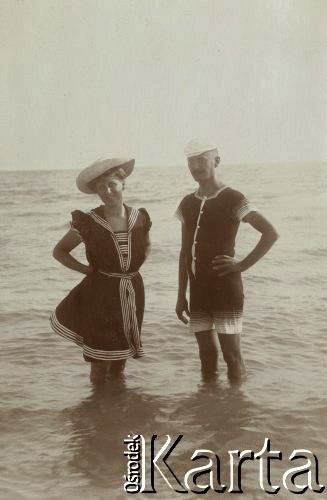 Ok. 1900, brak miejsca.

Zofia i Tadeusz Rittnerowie podczas kąpieli w morzu.

Fot. NN, zbiory Ośrodka KARTA, udostępniła Elżbieta Sławikowska