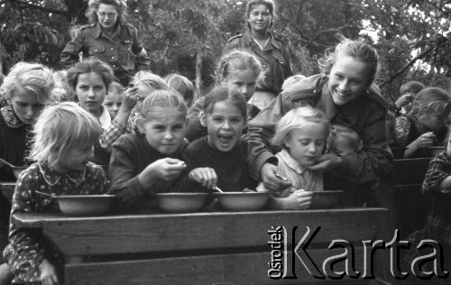 1949, Jędrzejów k. Grodkowa, Polska.
Obóz Społeczny dla dzieci, posiłek.
Fot. Kazimierz Seko, udostępniła Barbara Karwat-Seko, zbiory Ośrodka KARTA
 
