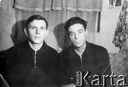 1955, Norylsk, Krasnojarski Kraj, ZSRR.
Polacy po zwolnieniu z łagrów, siedzą od lewej Jan Micko, Antoni Marcinkiewicz. 
Fot. NN, zbiory Ośrodka KARTA, udostępnił Antoni Marcinkiewicz.

