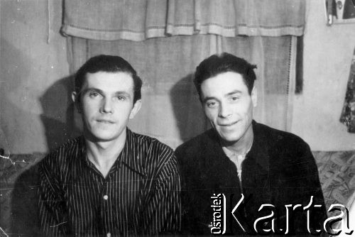 1955, Norylsk, Krasnojarski Kraj, ZSRR.
Polacy po zwolnieniu z łagrów, siedzą od lewej: Bronisław (nazwisko nieznane), Antoni Marcinkiewicz. 
Fot. NN, zbiory Ośrodka KARTA, udostępnił Antoni Marcinkiewicz.

