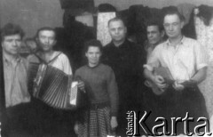 28.11.1955, Norylsk, Krasnojarski Kraj, ZSRR.
Byli więźniowie sowieckich łagrów. Stoją od lewej: Franciszek Czarkowski, NN, NN, Mikołaj Cichanowicz, Kazimierz Szyłobryt, Jan Lebiedź. Podpis na odwrocie: 