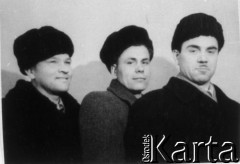 1955, Norylsk, Krasnojarski Kraj, ZSRR.
Polacy zwolnieni z sowieckich łagrów. Od lewej: Stanisław Gotkowski, Kazimierz Szyłobryt, Józef Wójcik 