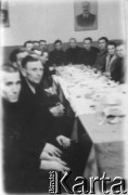 Brak daty, Kazachska SRR, ZSRR.
Grupa osób przy zastawionym stole.
Fot. NN, zbiory Ośrodka KARTA, udostępnił Edward Karluk.
