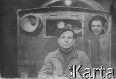 Ok. 1955, Dżezkazgan, Karagandyjska obł., Kazachska SRR, ZSRR.
Mężczyźni w strojach roboczych, jeden na tle prawdopodobnie lokomotywy, drugi wygląda przez okienko.
Fot. NN, zbiory Ośrodka KARTA, udostępnił Edward Karluk
