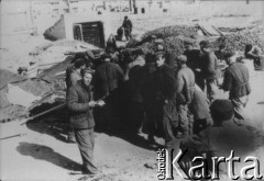 Brak daty, Kazachska SRR, ZSRR.
Grupa mężczyzn w strojach roboczych w czasie przerwy w pracy.
Fot. NN, zbiory Ośrodka KARTA, udostępnił Edward Karluk
