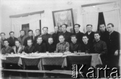 1956, Dżezkazgan, Karagandyjska obł., Kazachska SRR, ZSRR.
Grupa mężczyzn przy stole.
Fot. NN, zbiory Ośrodka KARTA, udostępnił Edward Karluk