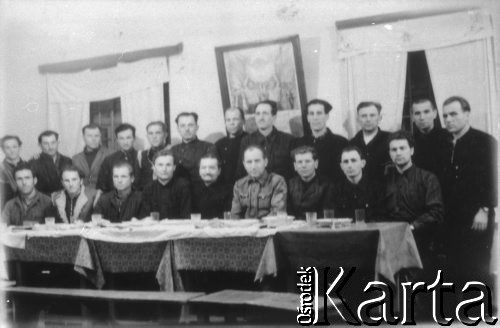 1956, Dżezkazgan, Karagandyjska obł., Kazachska SRR, ZSRR.
Grupa mężczyzn przy stole.
Fot. NN, zbiory Ośrodka KARTA, udostępnił Edward Karluk