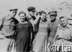 1956, Kazachska SRR, ZSRR.
Grupa kobiet i mężczyzn na tle hałdy (?).
Fot. NN, zbiory Ośrodka KARTA, udostępnił Edward Karluk