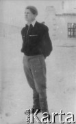 Brak daty, Kazachska SRR, ZSRR.
Mężczyzna w swetrze na tle budynku.
Fot. NN, zbiory Ośrodka KARTA, udostępnił Edward Karluk