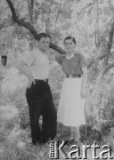 1957, Dżezkazgan Rudnik, Karagandyjska obł., Kazachska SRR, ZSRR.
Mężczyzna i kobieta w strojach letnich stoją pod drzewem.
Fot. NN, zbiory Ośrodka KARTA, udostępnił Edward Karluk
