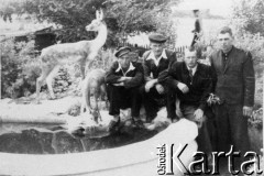 1.04.1954, Dżezkazgan, Karagandyjska obł., Kazachska SRR, ZSRR.
Mężczyźni przy fontannie.
Fot. NN, zbiory Ośrodka KARTA, udostępnił Edward Karluk