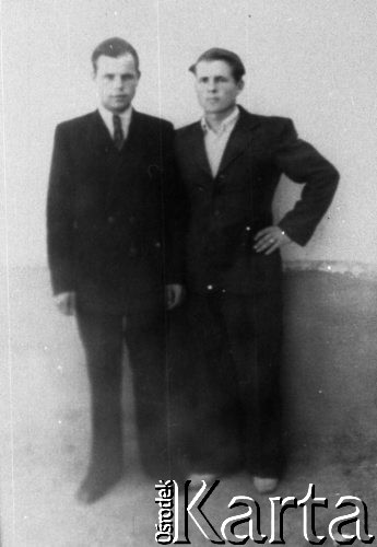 Brak daty, Kazachska SRR, ZSRR.
Mężczyźni w garniturach.
Fot. NN, zbiory Ośrodka KARTA, udostępnił Edward Karluk