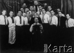 1957, Kazachska SRR, ZSRR.
Grupa mężczyzn w koszulach-rubachach, jeden z harmonią .
Fot. NN, zbiory Ośrodka KARTA, udostępnił Edward Karluk