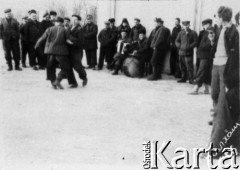 1956, Bałchasz, Karagandyjska obł., Kazachska SRR, ZSRR.
Grupa mężczyzn przed budynkiem, dwóch tańczy.
Fot. NN, zbiory Ośrodka KARTA, udostępnił Edward Karluk