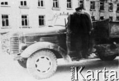 Brak daty, Kazachska SRR, ZSRR.
Mężczyzna przy ciężarówce.
Fot. NN, zbiory Ośrodka KARTA, udostępnił Edward Karluk
