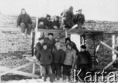 Brak daty, Kazachska SRR, ZSRR.
Mężczyźni podczas pracy przy budowie domu.
Fot. NN, zbiory Ośrodka KARTA, udostępnił Edward Karluk